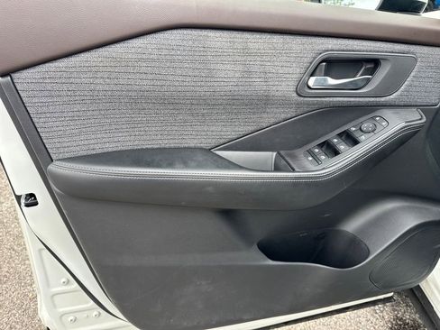 Used 2023 Nissan Rogue SV AWD/4WD image 16
