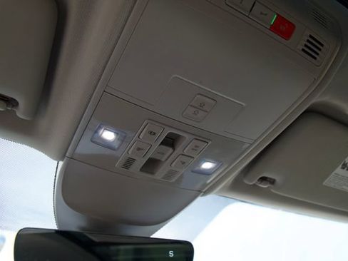 Used 2025 Volkswagen Taos SE w/ Panoramic Sunroof Package FWD image 24