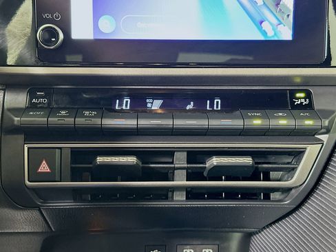 Used 2025 Toyota Camry SE w/ Convenience Package image 23