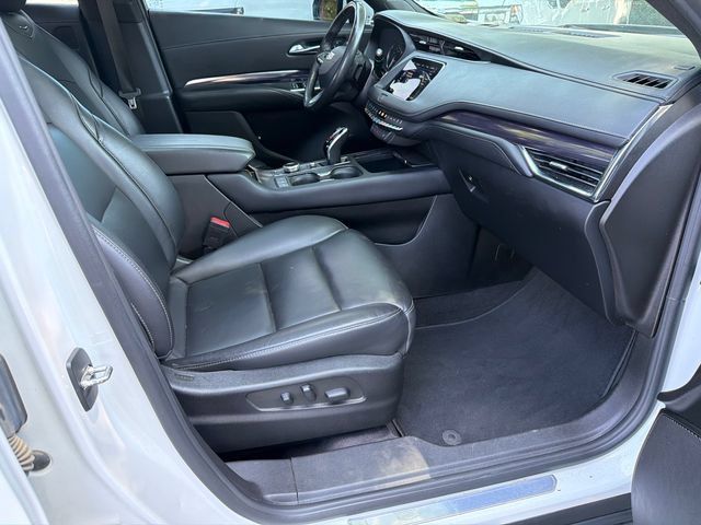 Used 2023 Cadillac XT4 Luxury w/ LPO, Onyx Lite Package FWD image 13