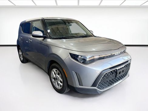 Used 2024 Kia Soul LX w/ Option Group 015 FWD image 3