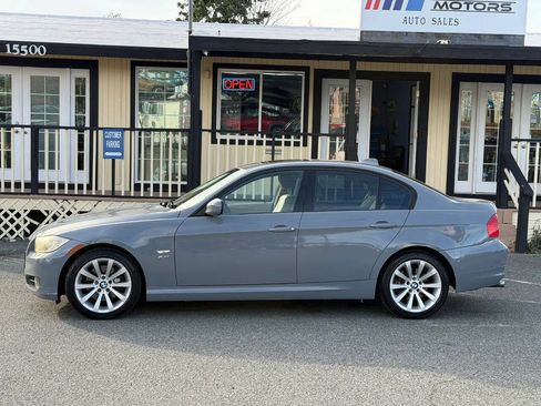 Used 2011 BMW 328i xDrive Sedan AWD/4WD image 2