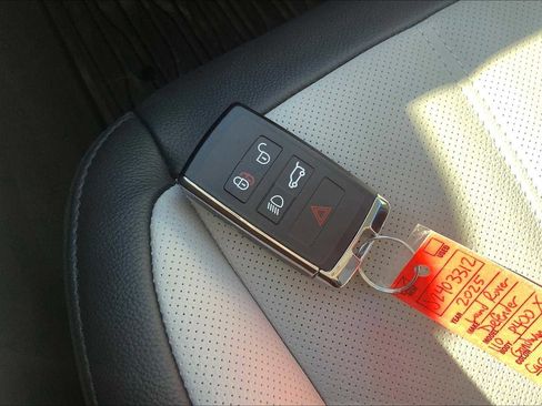 Used 2025 Land Rover Range Rover Evoque Dynamic SE image 13