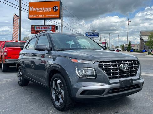 Used 2023 Hyundai Venue SEL FWD image 2