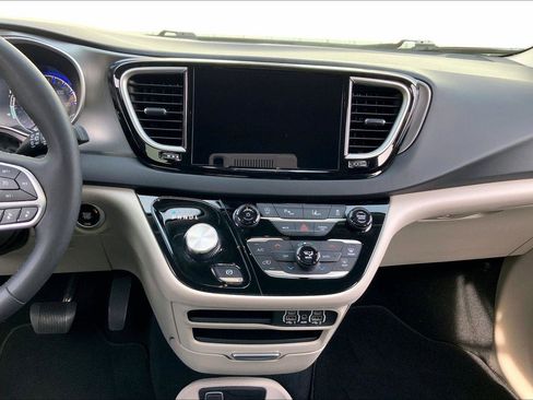 Used 2024 Chrysler Pacifica Touring-L image 6