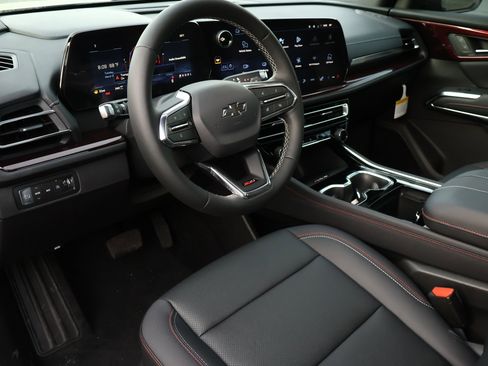 New 2026 Chevrolet Traverse Z71 w/ LPO, Floor Liner Package AWD/4WD image 3