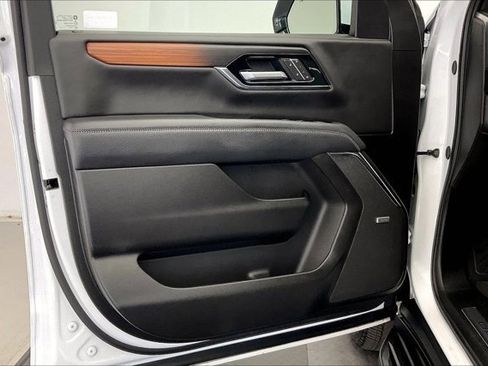 Used 2025 GMC Yukon XL Denali image 25