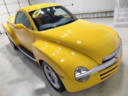Used 2004 Chevrolet SSR w/ Preferred Equipment Group RWD image 2