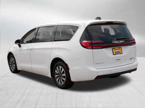 Used 2023 Chrysler Pacifica Touring-L FWD image 5