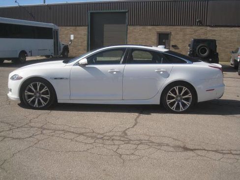 Used 2017 Jaguar XJ image 8