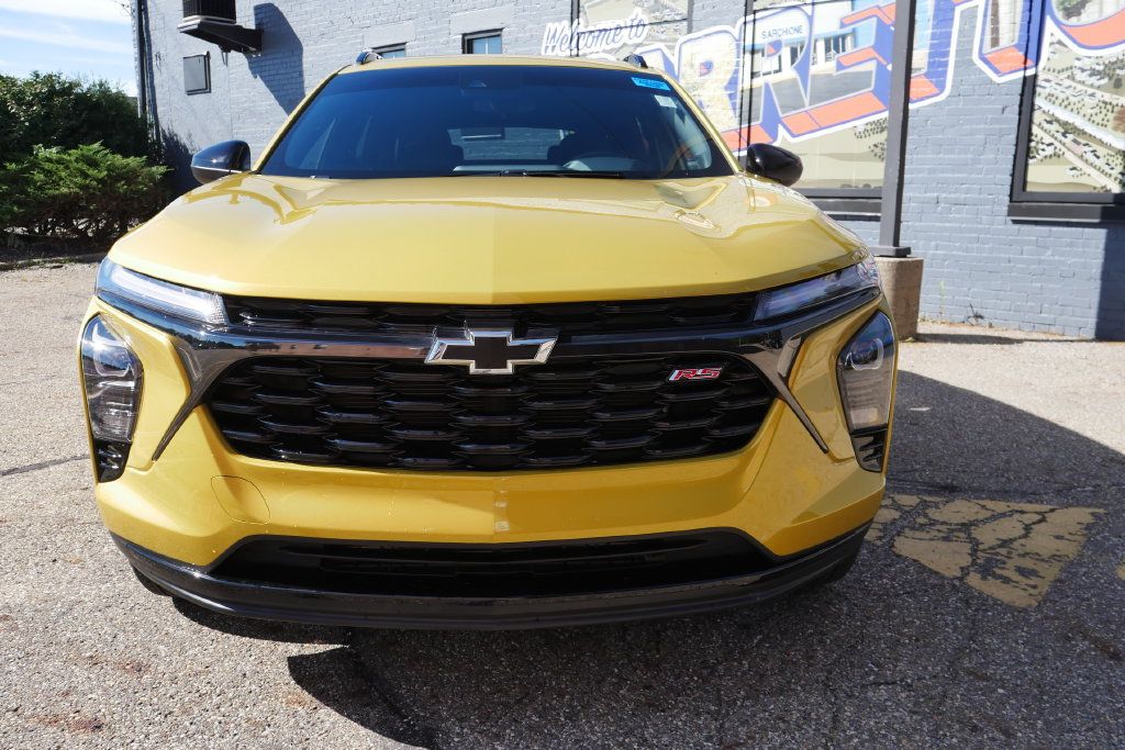 Used 2024 Chevrolet Trax RS w/ Sunroof Package FWD image 2