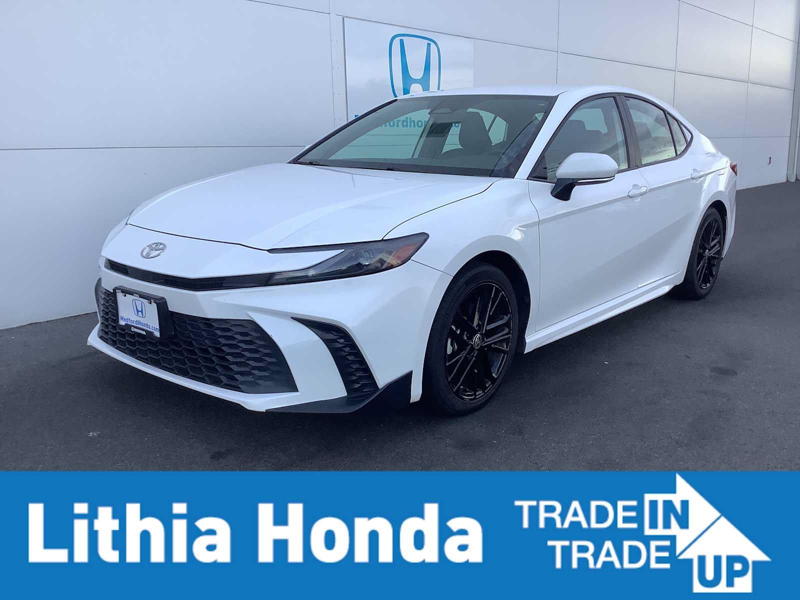 Used 2025 Toyota Camry SE FWD image 1