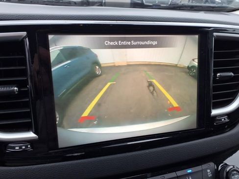 Used 2024 Chrysler Pacifica Touring-L image 9