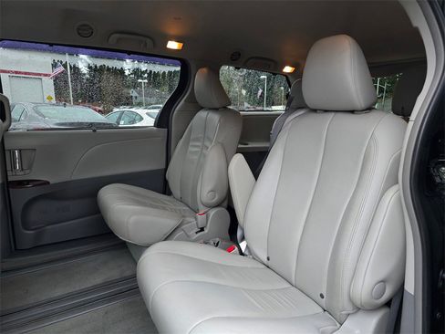 Used 2013 Toyota Sienna XLE image 17