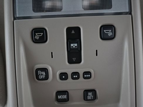 Used 2005 Lincoln Town Car Signature Limited image 15