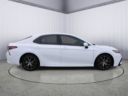 Used 2022 Toyota Camry SE image 9