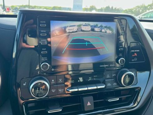 Used 2020 Toyota Highlander XLE AWD/4WD image 13
