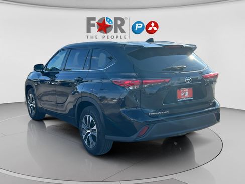 Used 2022 Toyota Highlander XLE image 3