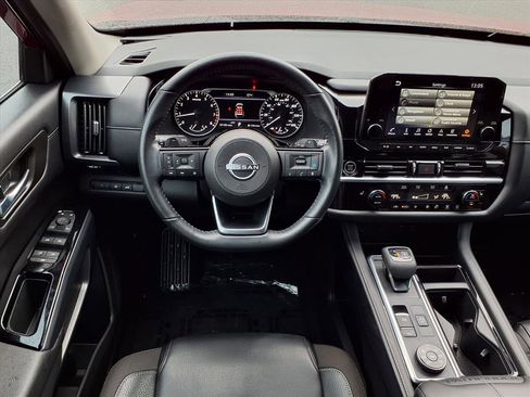 Used 2024 Nissan Pathfinder SL image 14