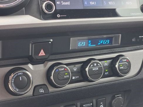 Used 2022 Toyota Tacoma TRD Off-Road AWD/4WD image 32
