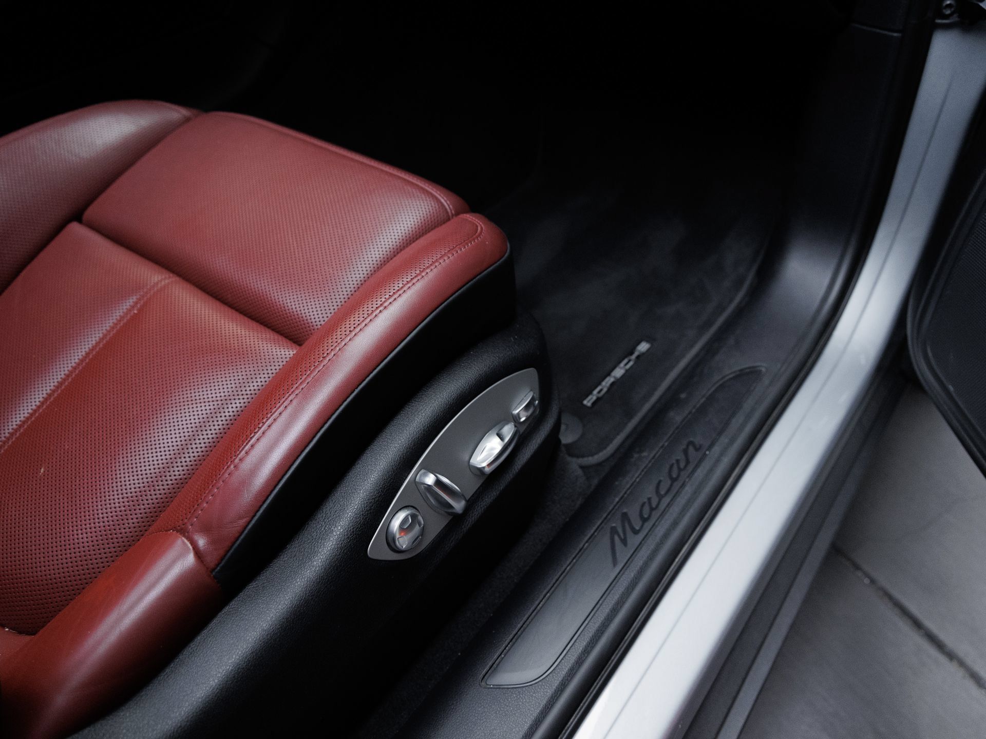 Certified 2023 Porsche Macan AWD/4WD image 36