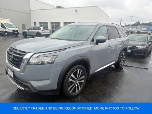 Used 2024 Nissan Pathfinder Platinum AWD/4WD image 3