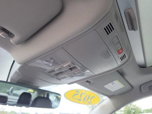 Used 2025 Volkswagen Jetta SE FWD image 29
