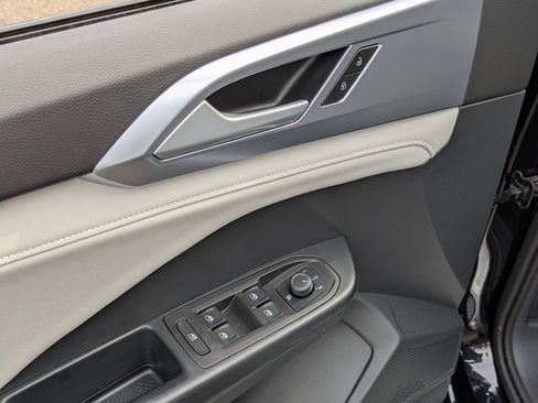 Used 2025 Volkswagen Taos SE w/ Panoramic Sunroof Package image 11