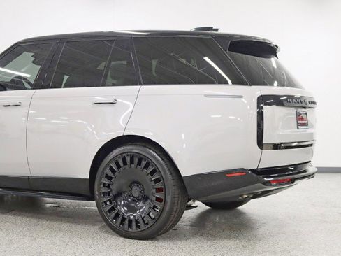 Used 2025 Land Rover Range Rover SV image 11