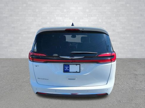 Used 2025 Chrysler Pacifica Select image 6