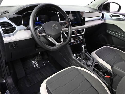 Used 2025 Volkswagen Taos SE AWD/4WD image 12