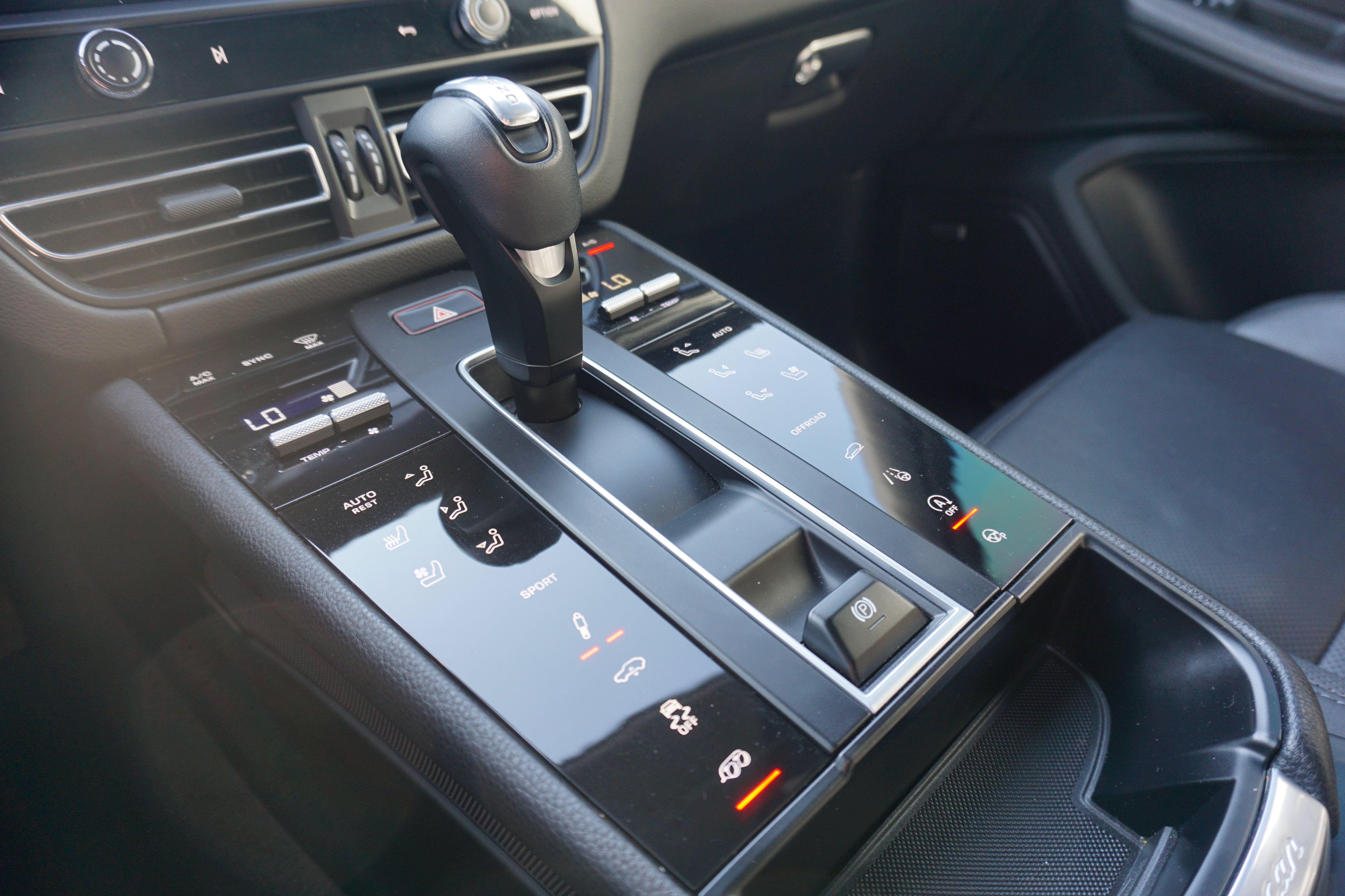 Certified 2022 Porsche Macan S AWD/4WD image 6