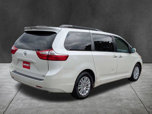 Used 2017 Toyota Sienna XLE Premium FWD image 5