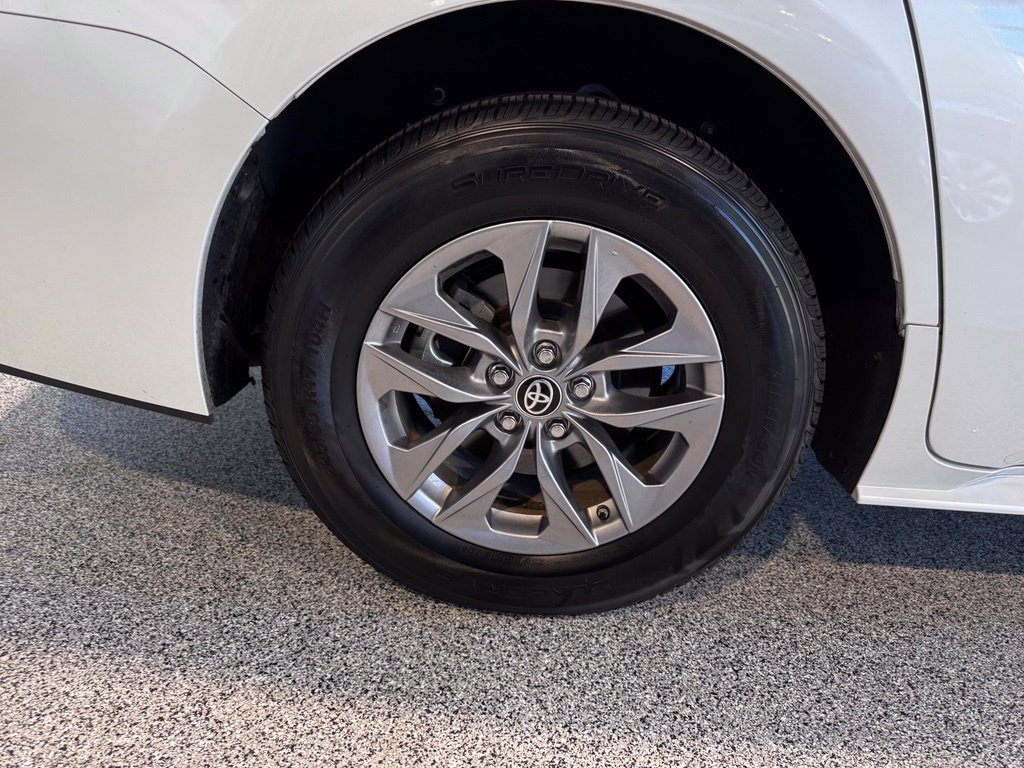 Certified 2024 Toyota Sienna XLE FWD image 11