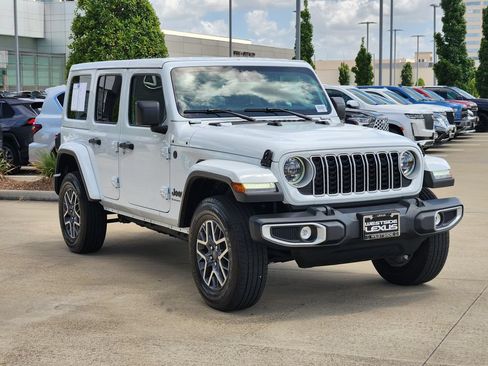 Used 2025 Jeep Wrangler Unlimited Sahara AWD/4WD image 3