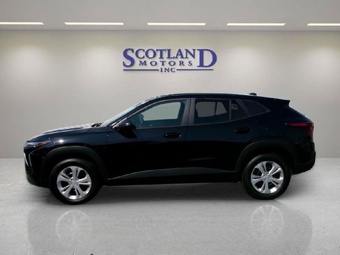 Used 2025 Chevrolet Trax LS FWD image 1