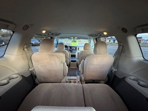 Used 2015 Toyota Sienna LE image 10
