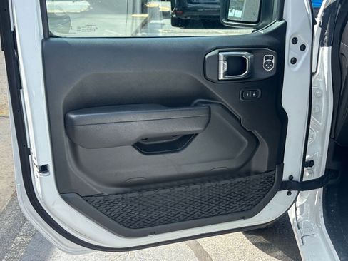 Used 2025 Jeep Wrangler Unlimited Sport AWD/4WD image 18