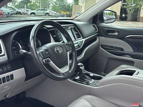 Used 2014 Toyota Highlander Limited w/ Driver Technology Package AWD/4WD image 22