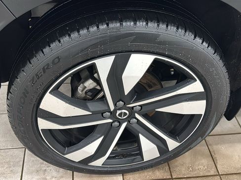 Used 2024 Volvo XC40 B5 Plus w/ Protection Package Premier image 30