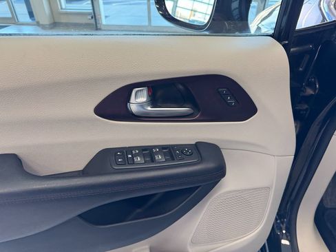 Used 2019 Chrysler Pacifica Limited image 10