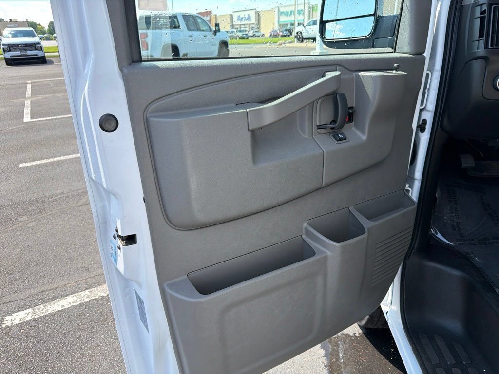 Used 2025 Chevrolet Express 3500 LT w/ LT Preferred Equipment Group RWD image 4