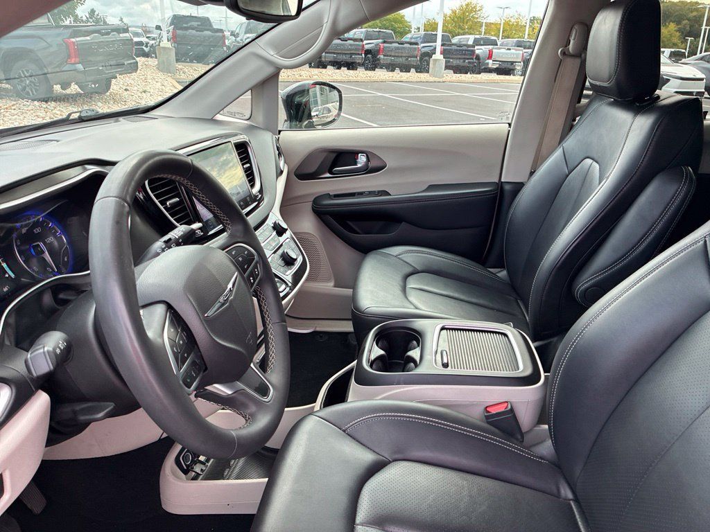 Used 2024 Chrysler Pacifica Touring-L FWD image 27
