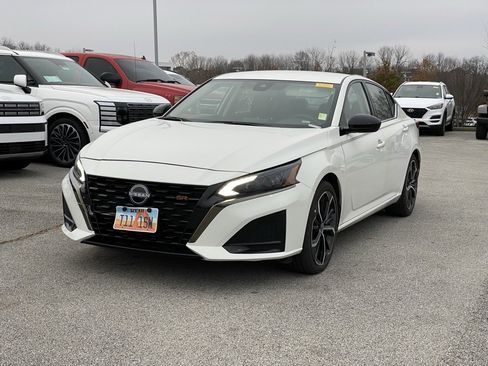 Used 2024 Nissan Altima 2.5 SR image 3