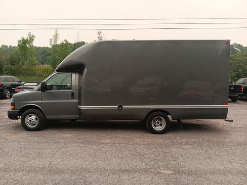 Used 2016 GMC Savana 3500 RWD image 2