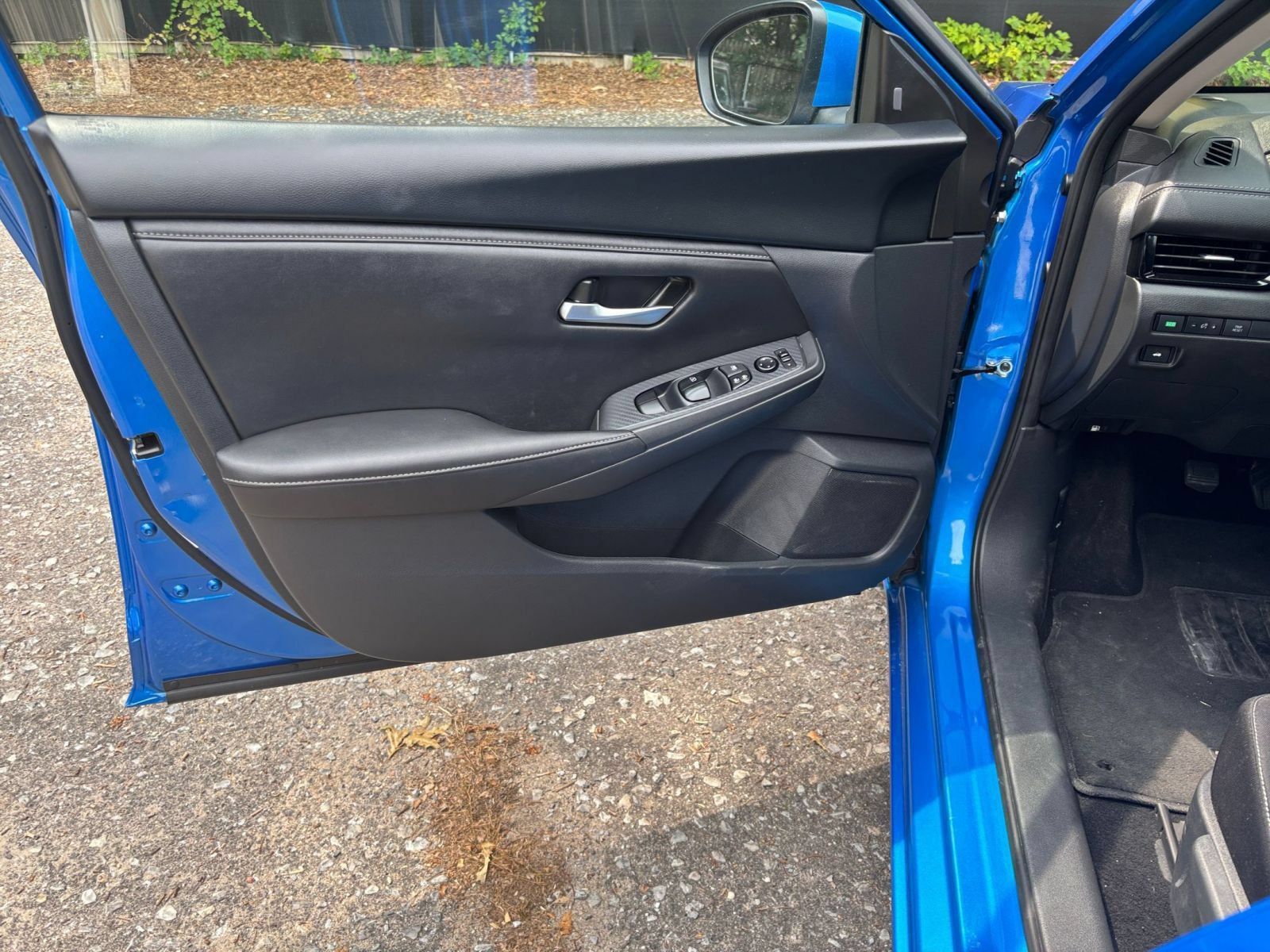 Used 2025 Nissan Sentra SV FWD image 18