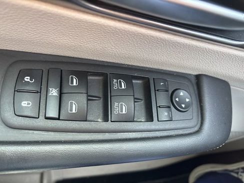 Used 2023 Chrysler Pacifica Touring-L FWD image 15