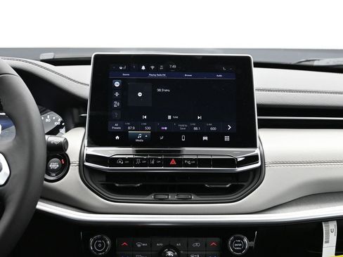 Used 2025 Jeep Compass Limited image 21