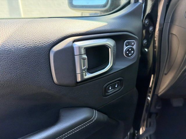 Used 2018 Jeep Wrangler Unlimited Sahara AWD/4WD image 12