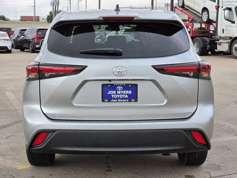Used 2025 Toyota Highlander LE FWD image 8
